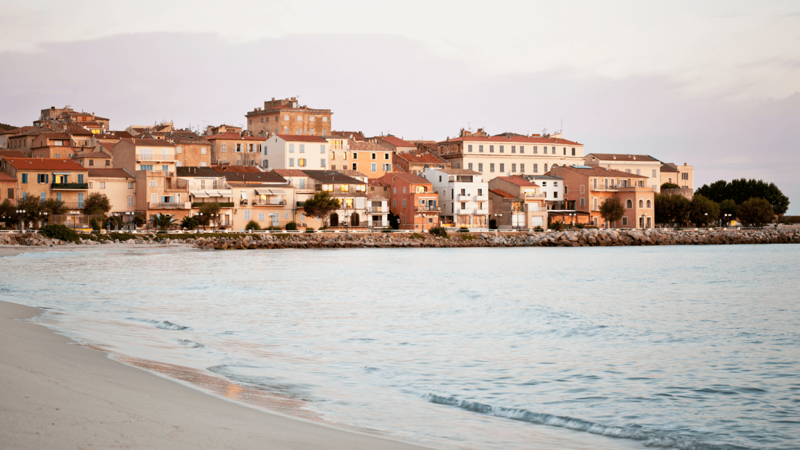 Un village corse au bord de la plage, sous une météo clémente.
