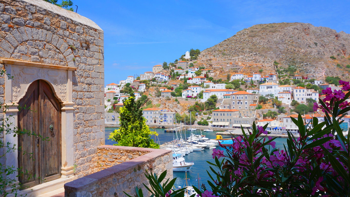 Πετρόχτιστα αρχοντικά, ανθισμένες αυλές και το λιμάνι της Ύδρας.