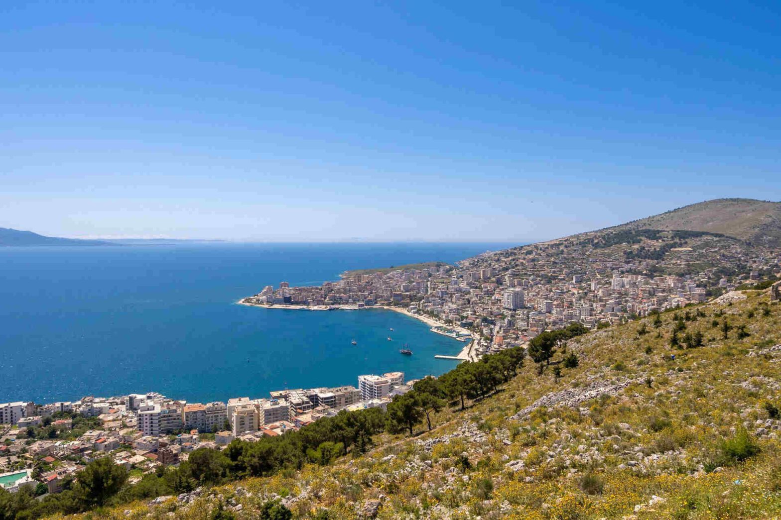 Paesaggio urbano visto dalla collina di kuzum baba vista aerea della città panorama cittadino del centro di Valona