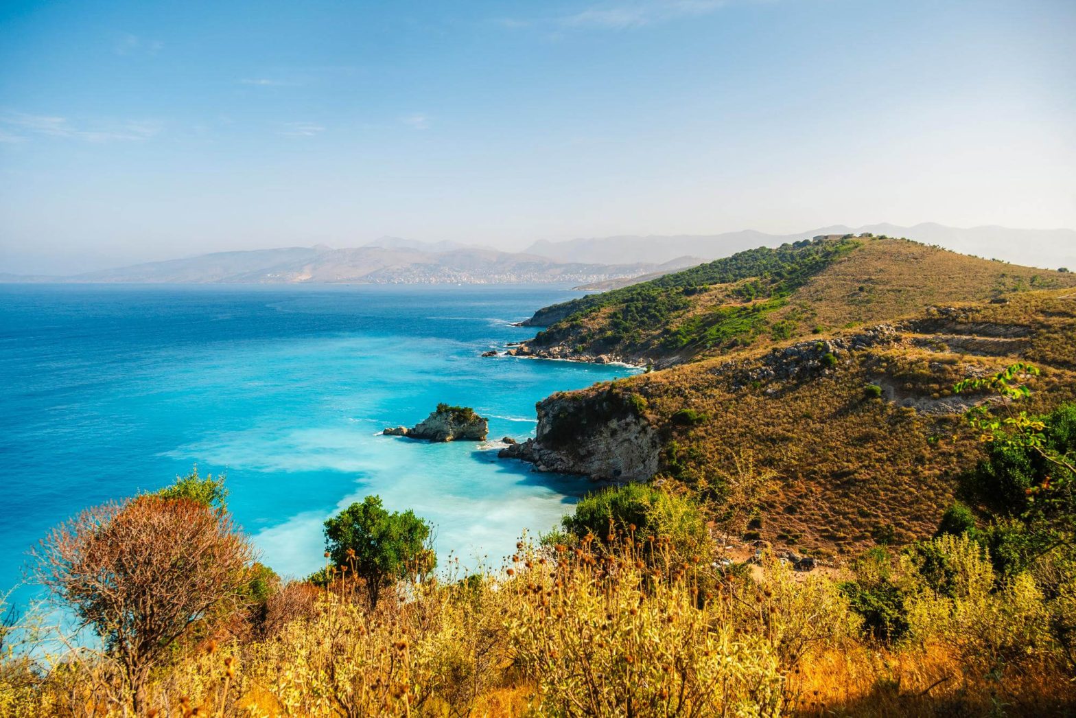 Albania riviera Spiaggia sulla costa del Mar Ionio in Albania Ksamil vicino all'isola greca Korfu Spiaggia di Shpella e Pellumbave
