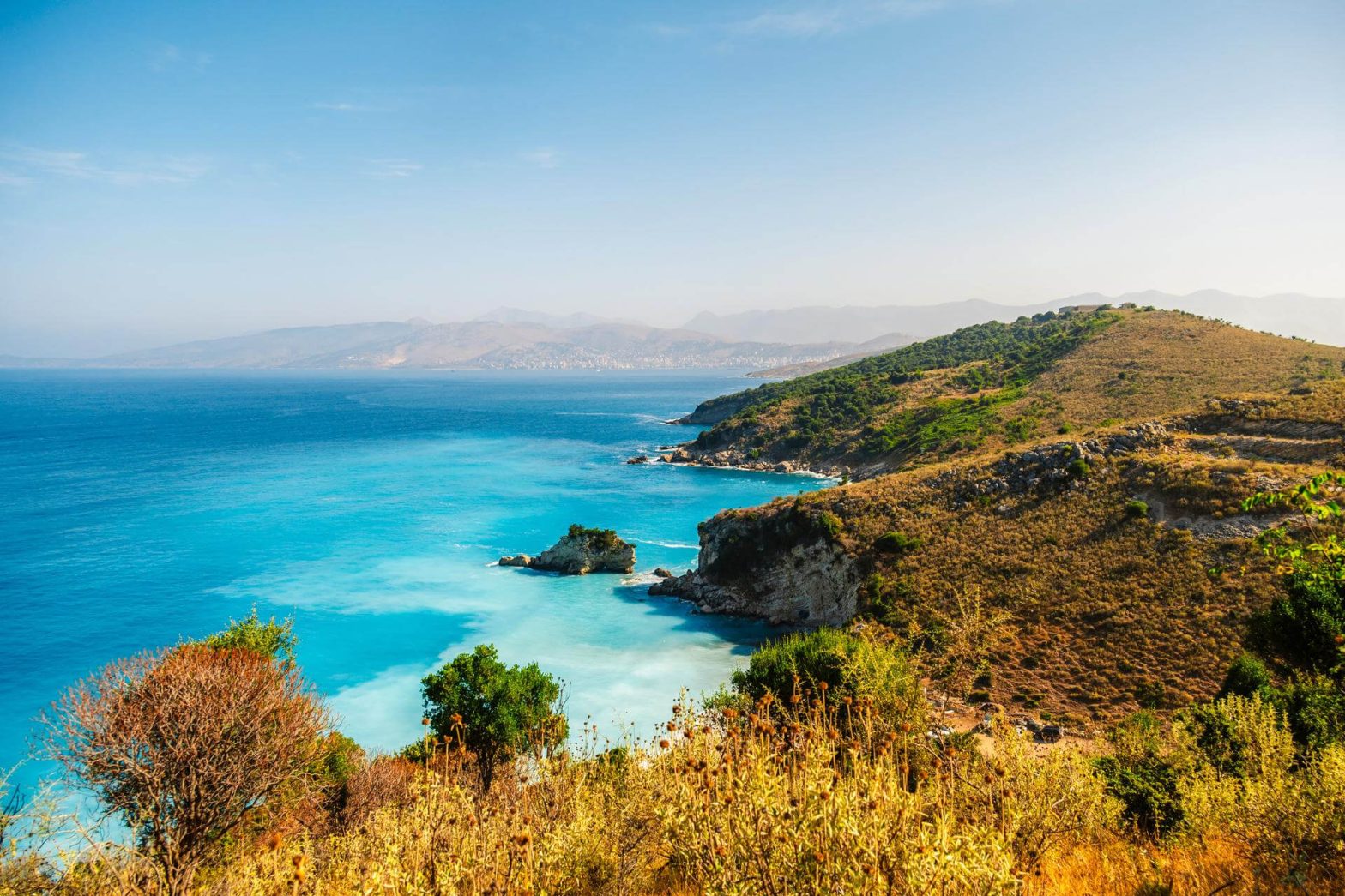 Albania riviera Spiaggia sulla costa del Mar Ionio in Albania Ksamil vicino all'isola greca Korfu Spiaggia di Shpella e Pellumbave