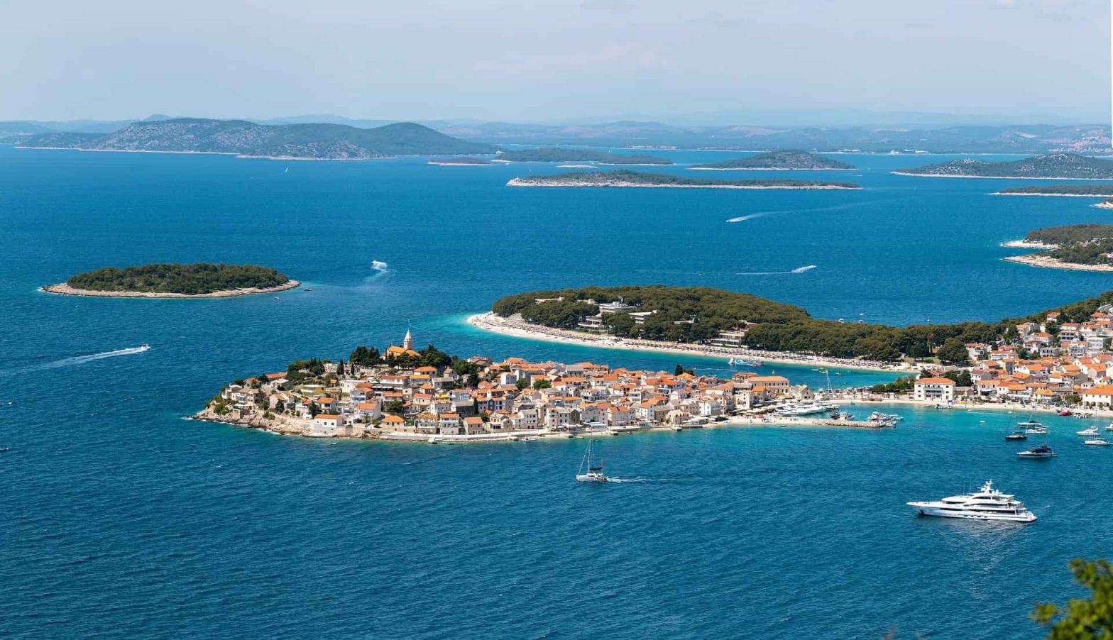 Vista aerea di una città costiera in Croazia con edifici storici concentrati su una penisola