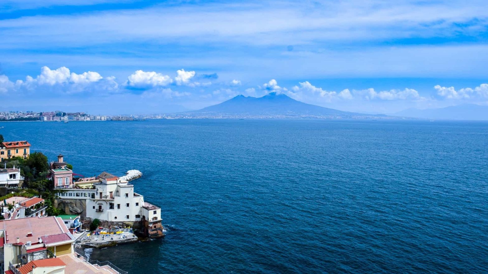Vista del Golfo di Napoli con il Vesuvio che domina l'orizzonte