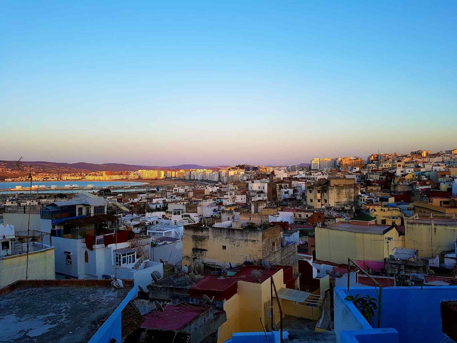 Vista panoramica della città di Tangeri, in Marocco, al tramonto