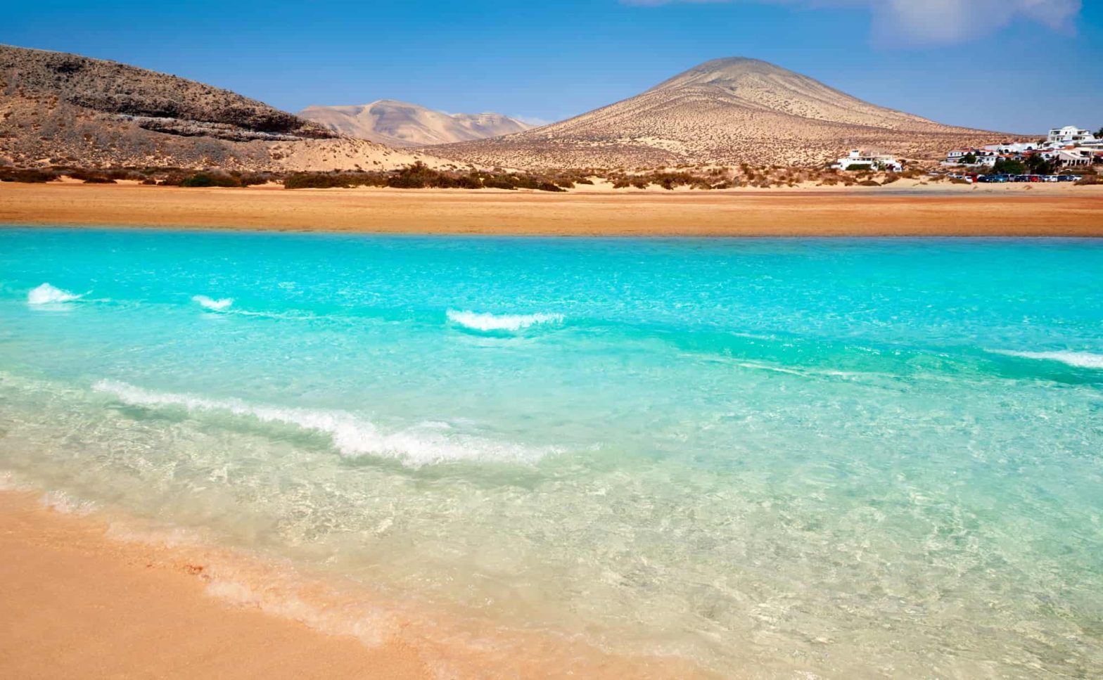 Splendida spiaggia con acqua cristallina di un colore turchese intenso a Fuerteventura