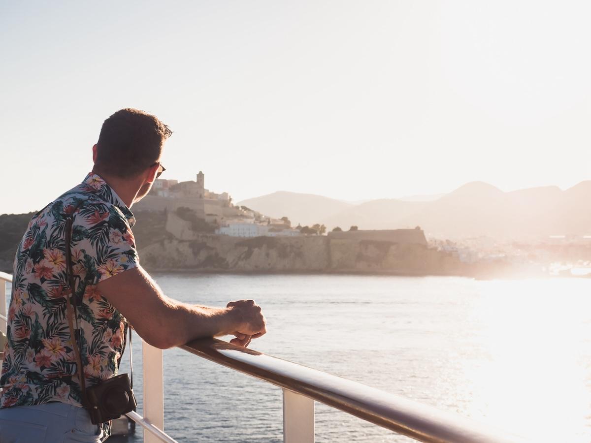Pasajero admirando las vistas desde la cubierta. Fuente: iStock