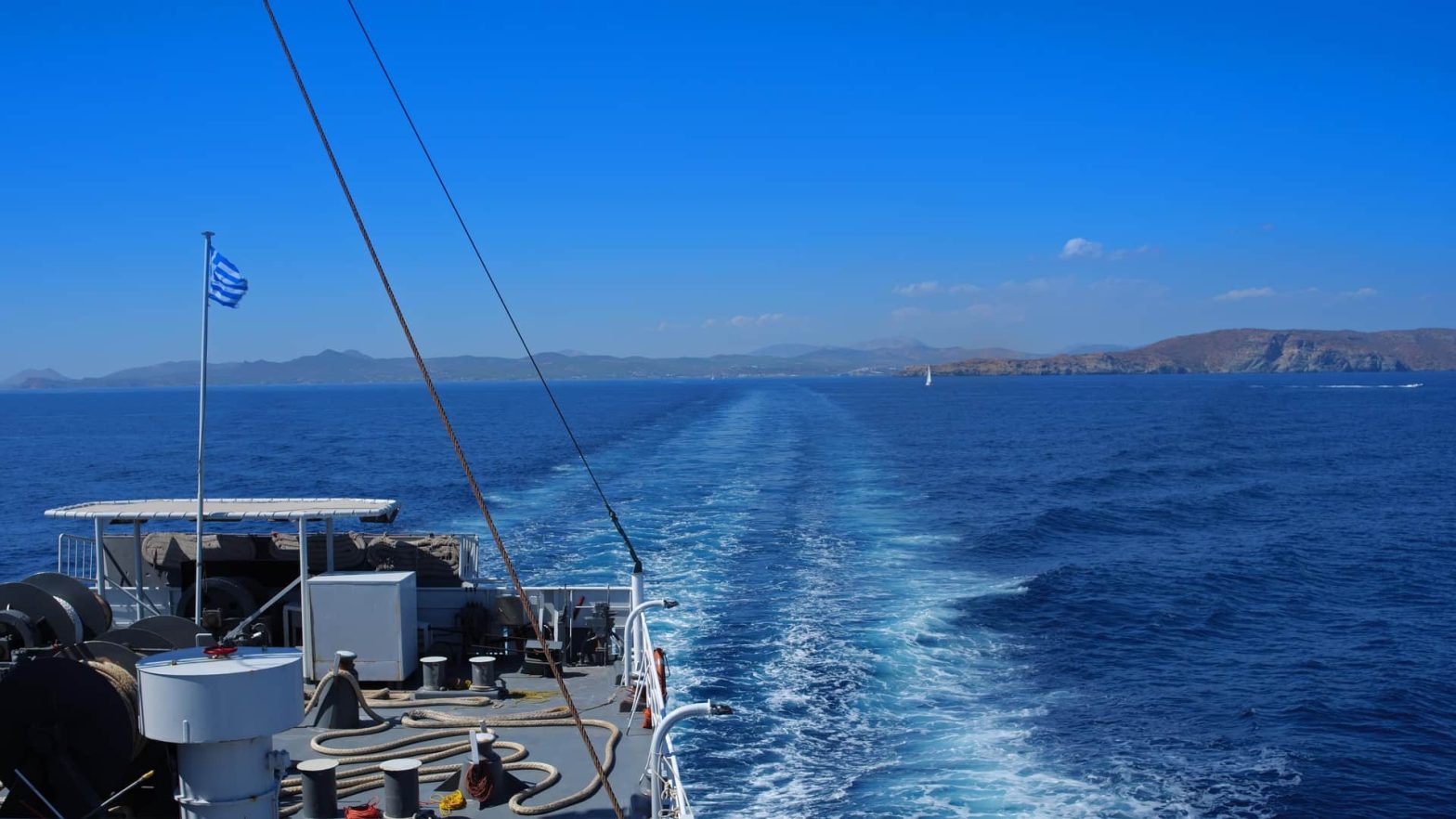 Θέα από το κατάστρωμα πλοίου, που ταξιδεύει στα καταγάλανα νερά.