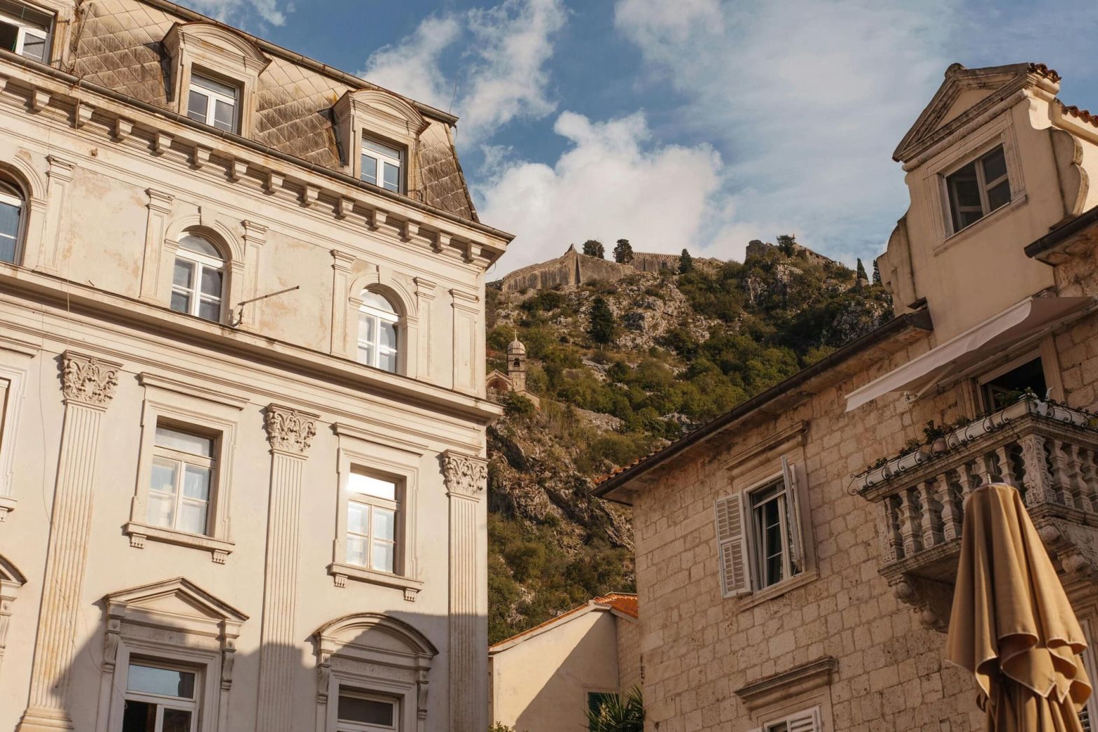 Bijela zgrada s prozorima  i bijela kamena kuća s prozorima