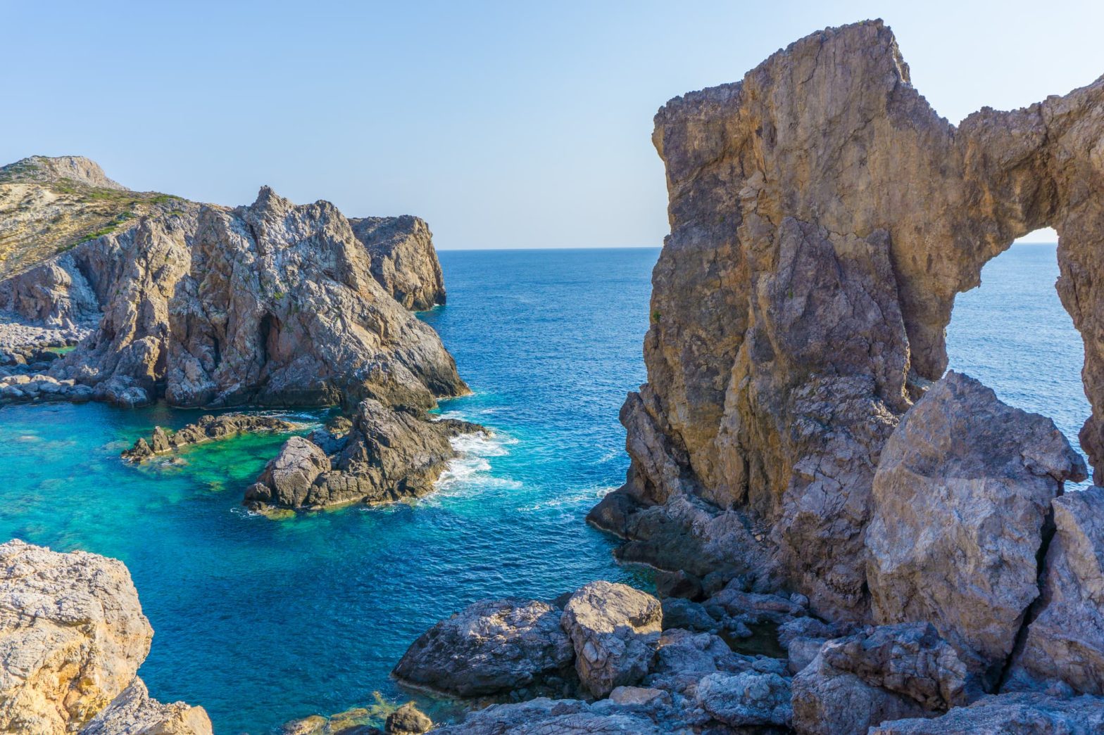 Kamarela una spiaggia rocciosa selvaggia con bellissime rocce complesse e acque turchesi nell'isola di Antikythera in Grecia
