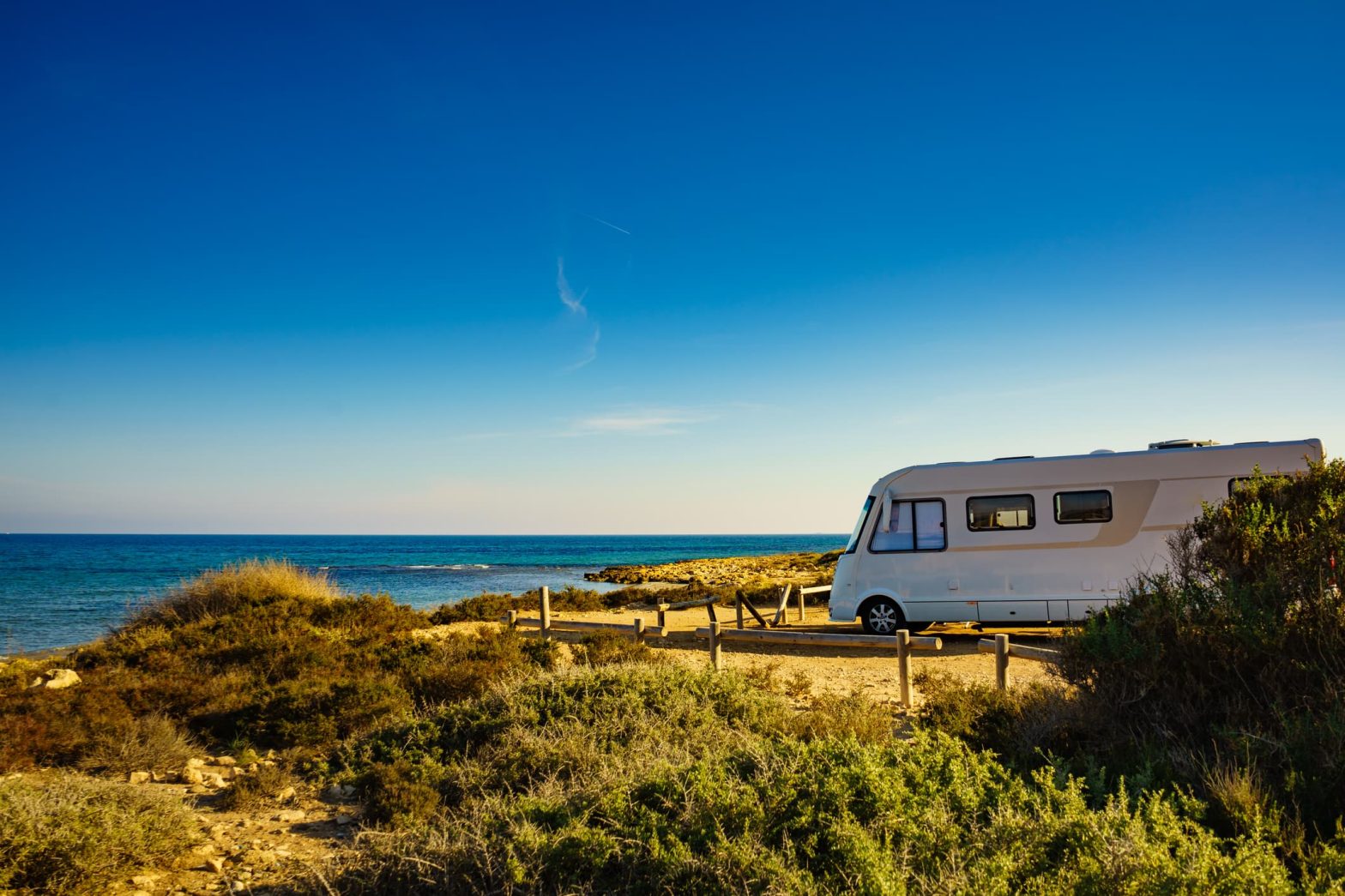 Camper parcheggiato in una zona costiera dell'isola d'Elba