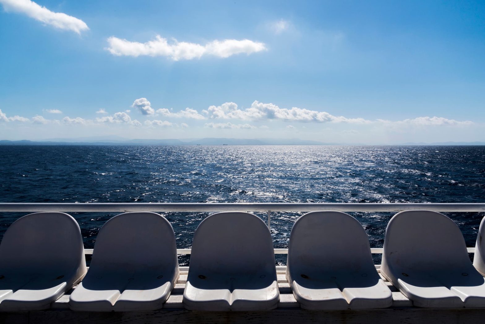 Sedili bianchi sul ponte del traghetto che trasporta passeggeri e veicoli da Ayvalık a Mitilene